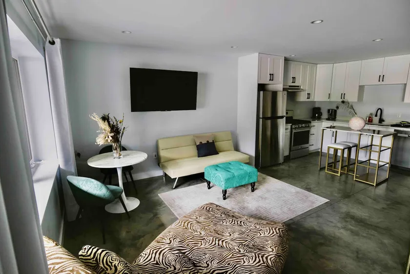 Brand New, Private, Spacious Suite, 5 mins to lake - Image 1