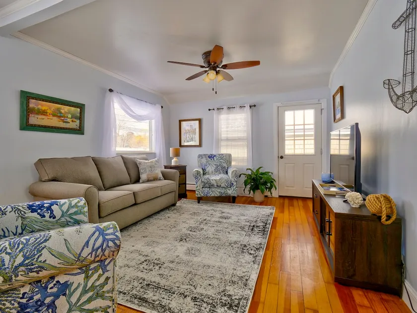Convenient location- Lobster included! - Image 1