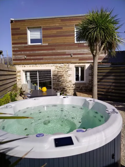 Private Jacuzzi Lodge near the sea - Image 1