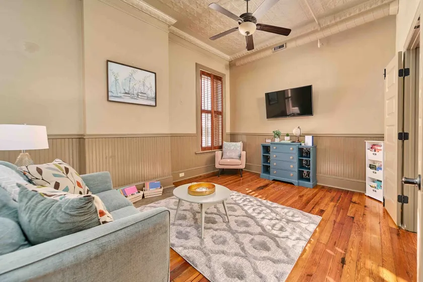 The ”Dean Croy” Apt in Historic Cranford Building - Image 1