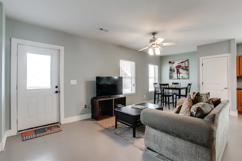 3min to DWTN!/2 bds, 1.5bths/Private Suite - Image 1