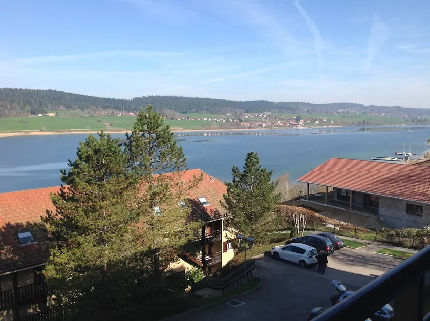 Malbuisson apartment with balcony overlooking the lake. - Image 1