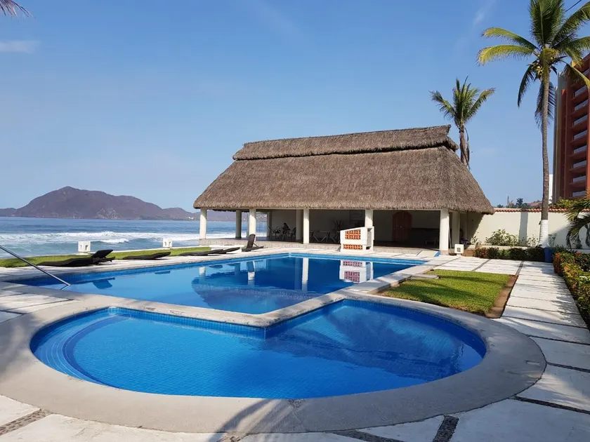Private apartment with beach, for up to 10 people. - Image 1