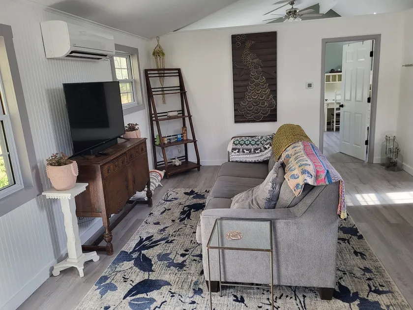 Renovated 1 bedroom guesthouse - Image 1