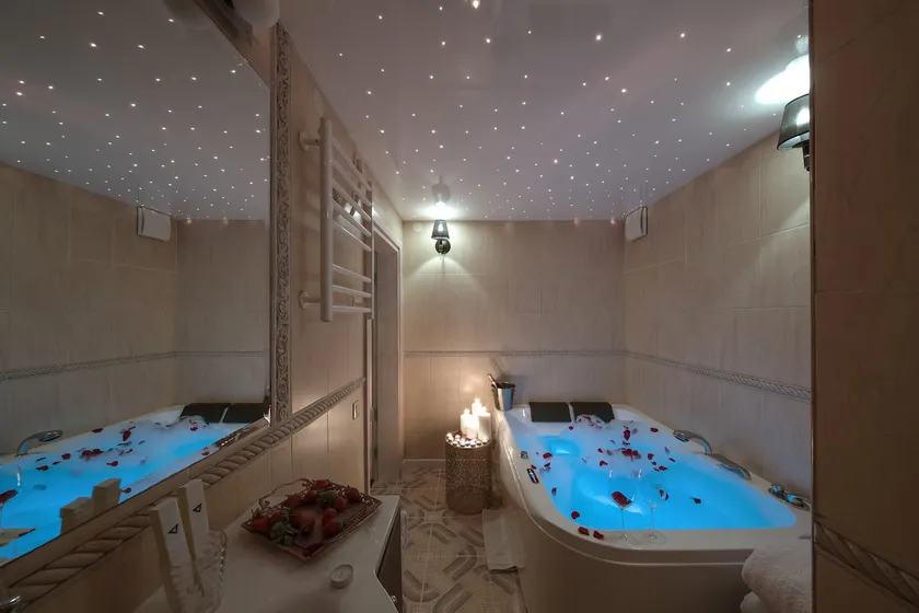 Deluxe Jacuzzi Apartment by LIUKSAI - Image 1