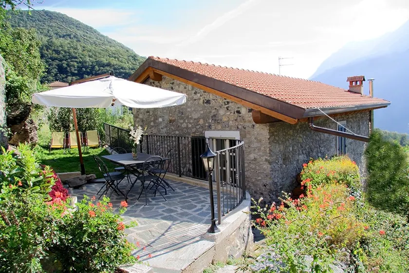 Romantic mill with waterfall and view of Lake Como - Image 1