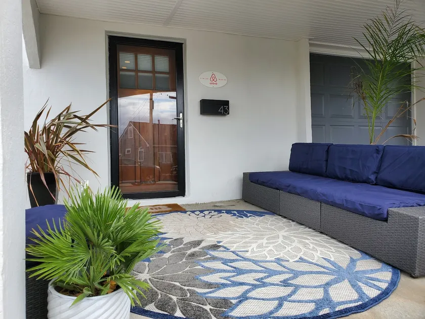 Cozy studio, near beaches and city skyline views - Image 1