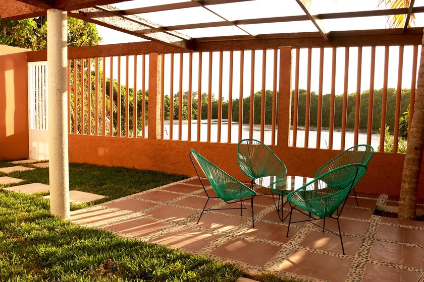 Stay like a local: downtown suite on the island - Image 1