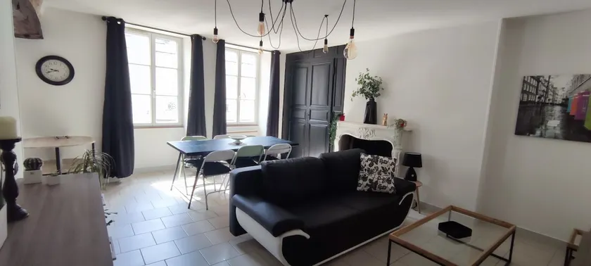 Bright apartment in the city center - Image 1
