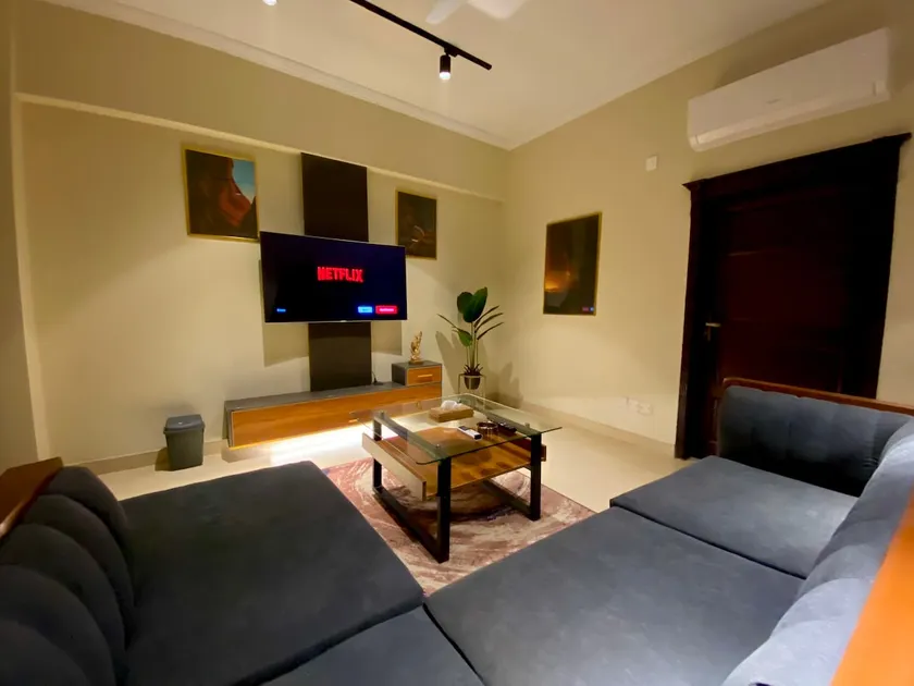 303 woody themed minimalist 1BHK Netflix-heated - Image 1