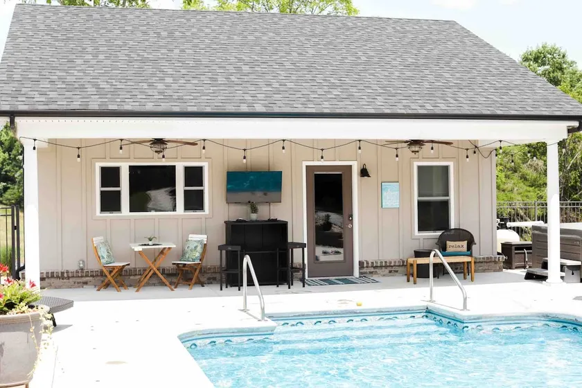 Luxurious 1BR Pool House with Private Entrance - Image 1