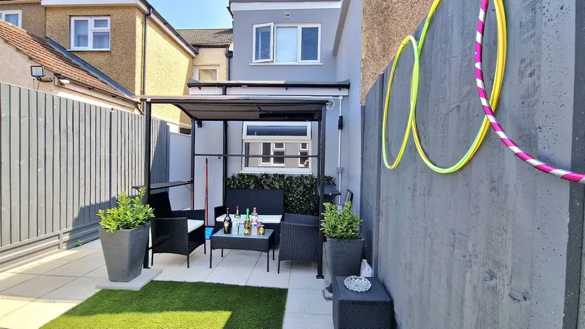 Stunning home near CentralLondon, Ideal for Groups - Image 1
