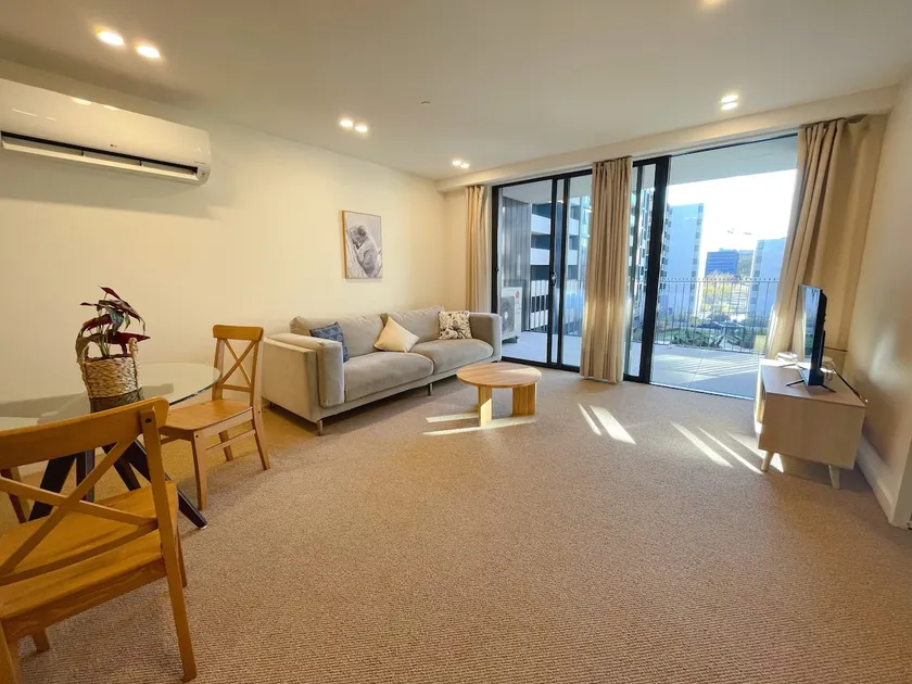 Modern Apartment with Free Parking - 3 minutes to Canberra CBD - Image 1