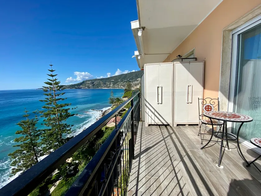 Sea view with romantic terrace - Image 1