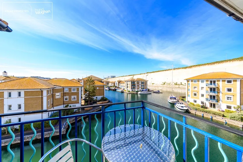 Two Bed Balcony Flat With Water Views & 2 showers - Image 1