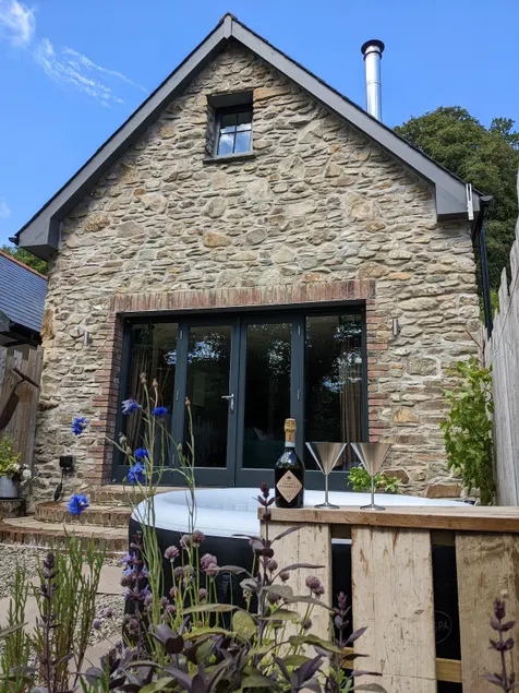 Child-friendly wonderful cottage with hot tub & garden | Pets allowed - Image 1