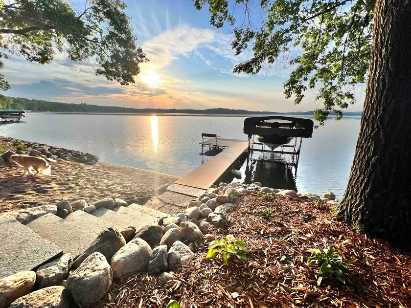 Spacious lake house w/ room for the whole family! - Image 1