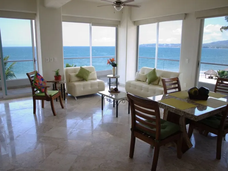Oceanfront condo with 2 bedrooms, parking - Image 1