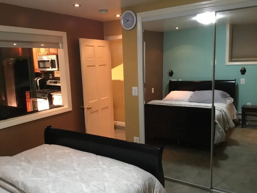 Luxurious one bedroom apartment in a quiet area. - Image 1