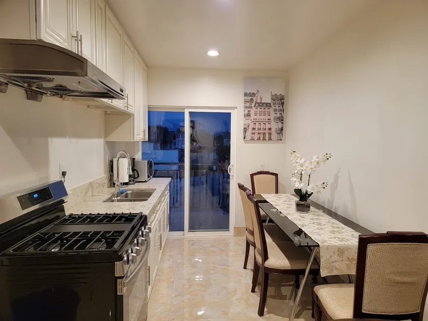 Charming Entire Apt W/Balcony Parking Pet friendly - Image 1