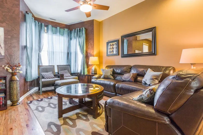 Family Friendly 3BR Duplex in Roscoe Village - Image 1