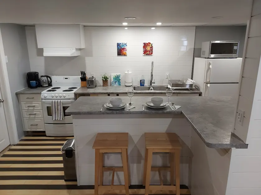 Affordable Apt in Central Niagara with parking - Image 1