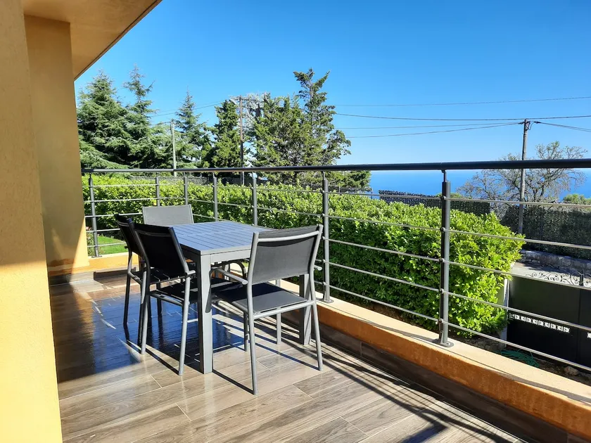 4-person apartment in villa with sea view - Image 1