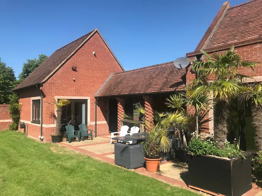 ☆ Self Contained Private Guest Cottage ☆ Sleeps 4 - Image 1