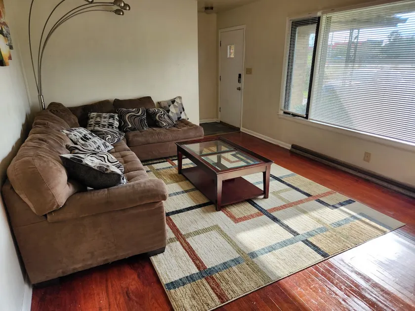 Spacious 4-bedroom home in quiet neighborhood - Image 1