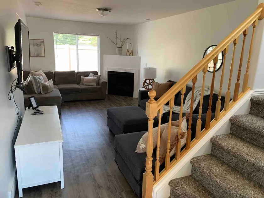 Cozy Townhome Gathering Spot - Image 1