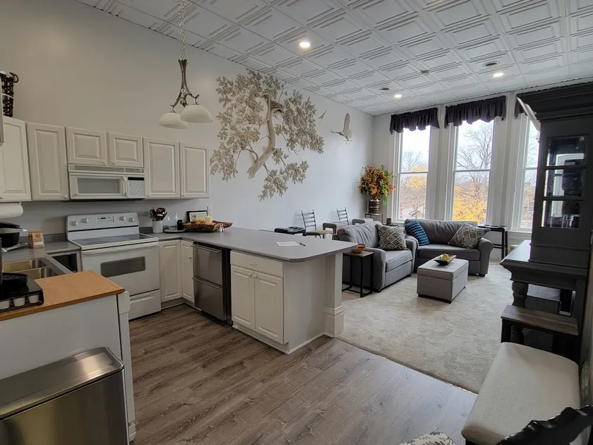 Aerie Loft Apartment with view that sleeps 7 - Image 1