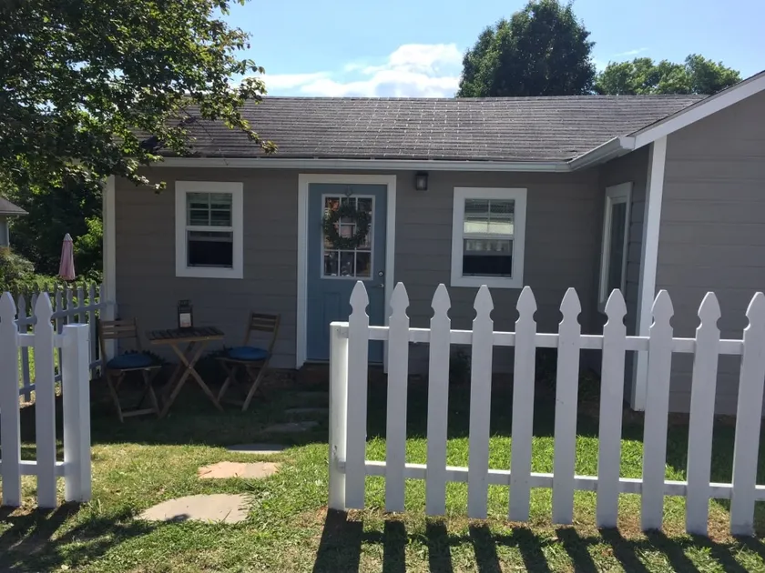 Downtown Weaverville Cottage - Image 1