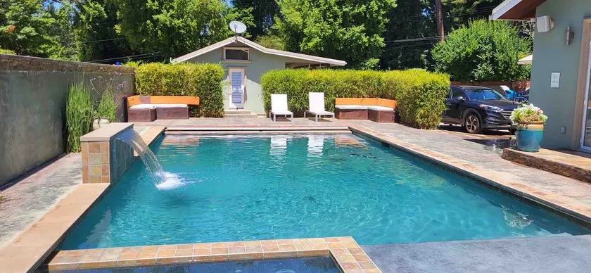 Pool house suite near redwoods - Image 1