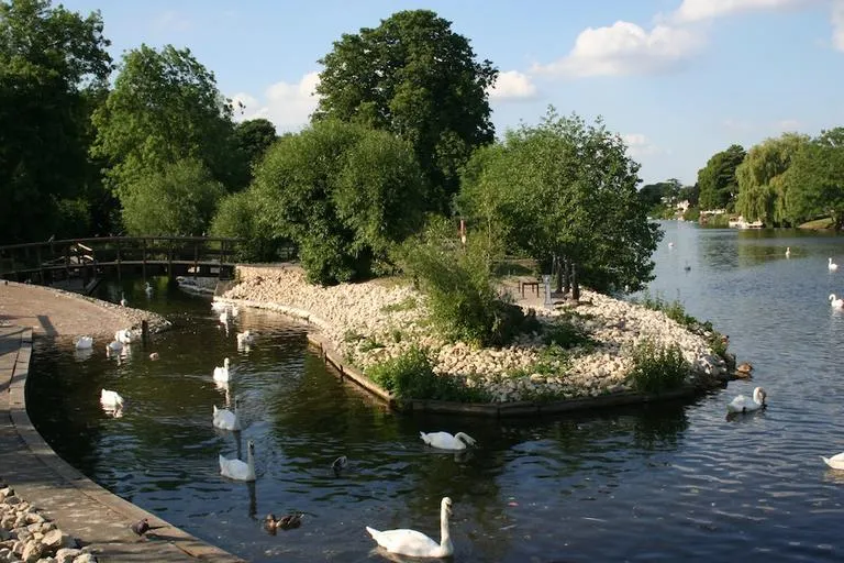 Craigwell - Detached house Staines opposite the River Thames 1 mile to Thorpe Park Resort - Image 1