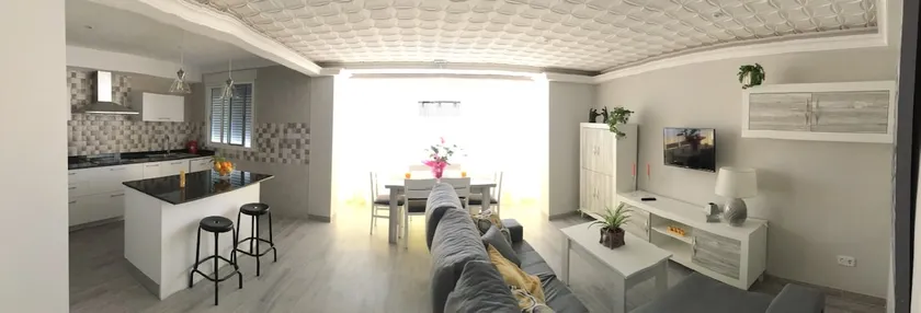 Bright, airy apartment - Image 1