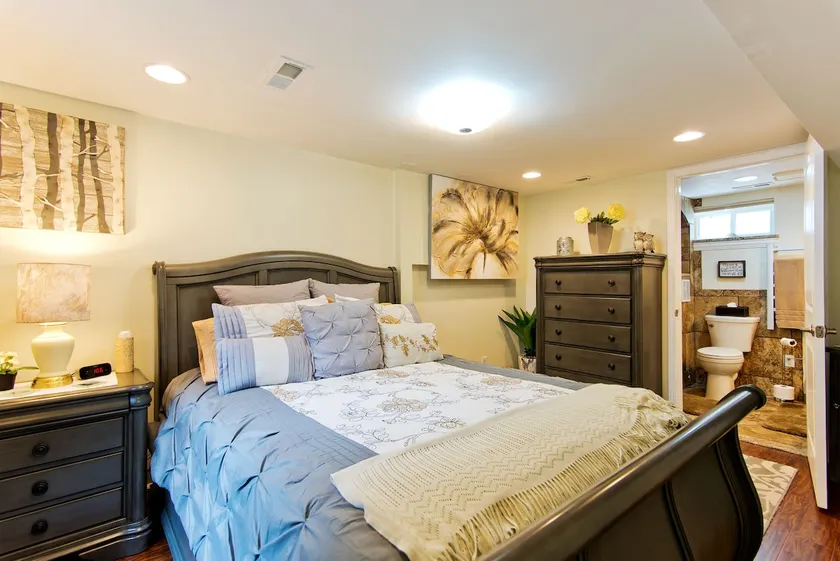 Luxurious and Cozy Downtown Garden Apartment - Image 1