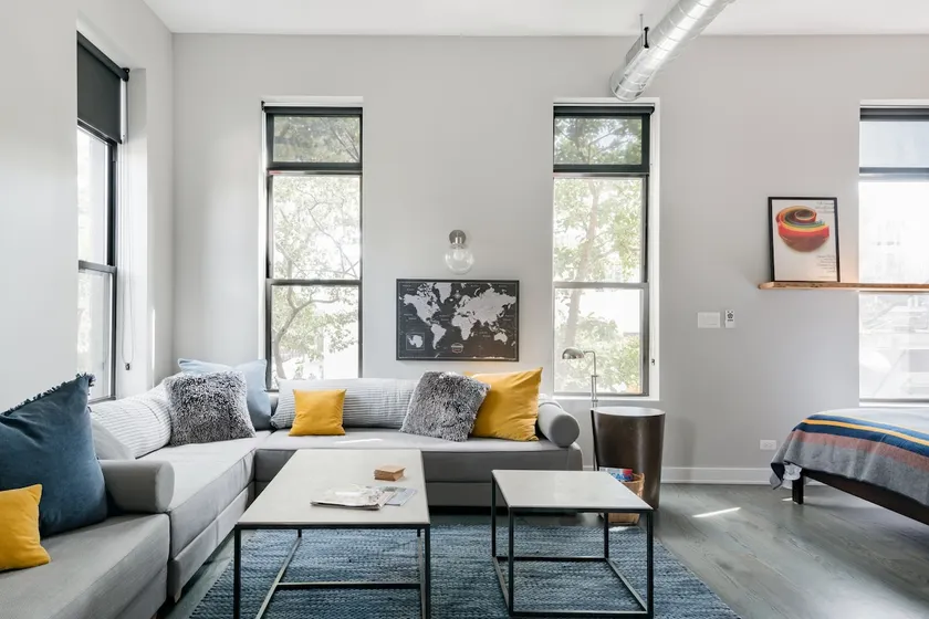 Explore Lincoln Park from a Polished Apartment - Image 1