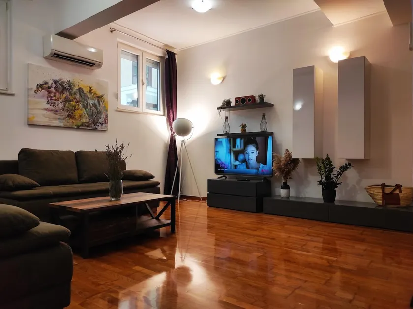 Separated condo, near both city center and d beach - Image 1