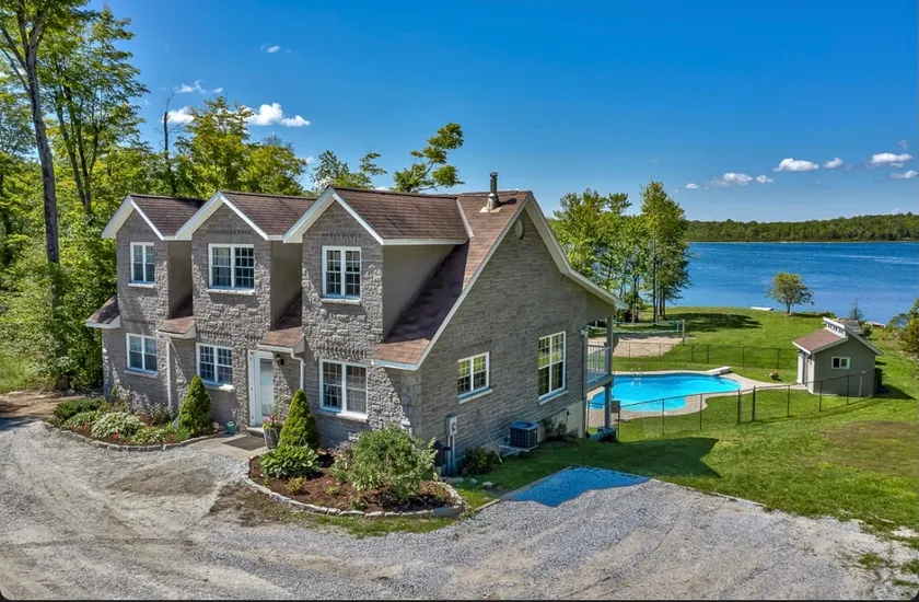Lake house with private pool and resort amenities - Image 1