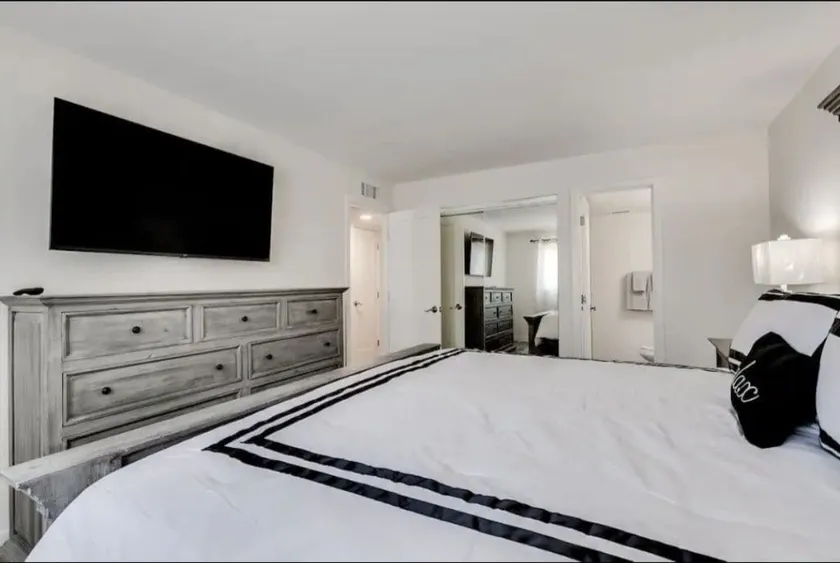 Modern Villa in Old Litchfield - Image 1