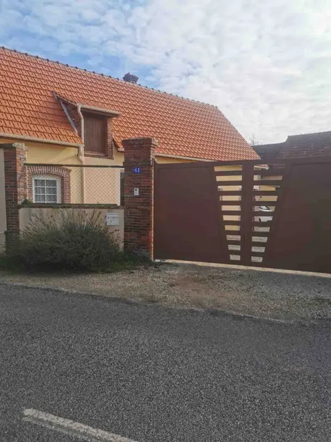 House on private property and parking spots - Image 1