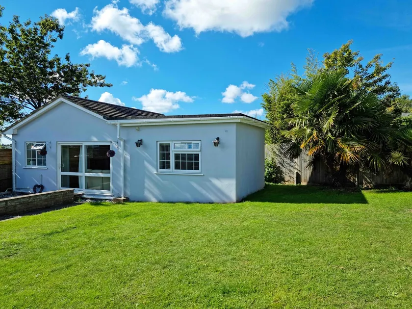 Pebble Cottage-Tranquil oasis In Brighton 2 🅿️ plot - Image 1