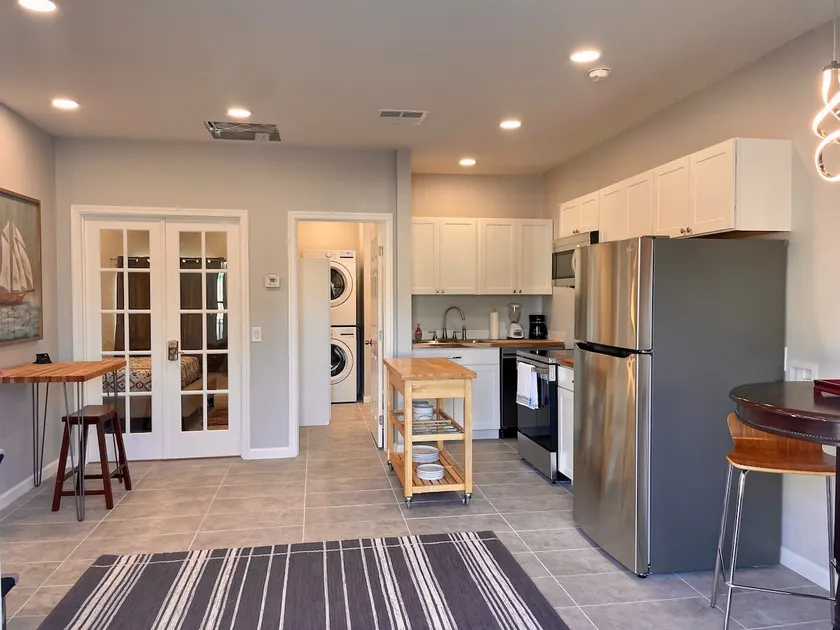 Remodeled One Bedroom Condo in Mid-Town - Image 1