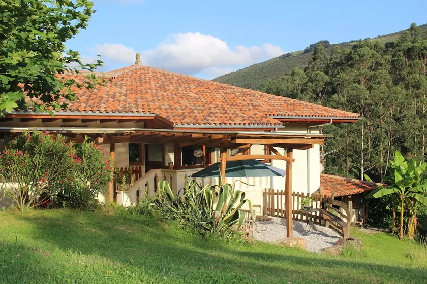 Charming accommodation between the sea and the mountains - Image 1