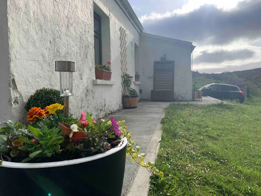 Traditional 2BD cottage. Come explore Connemara! - Image 1