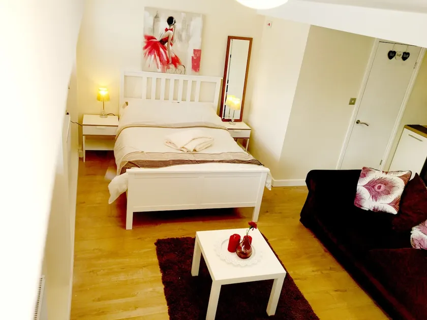 Stunning studio next to Cov station with parking - Image 1