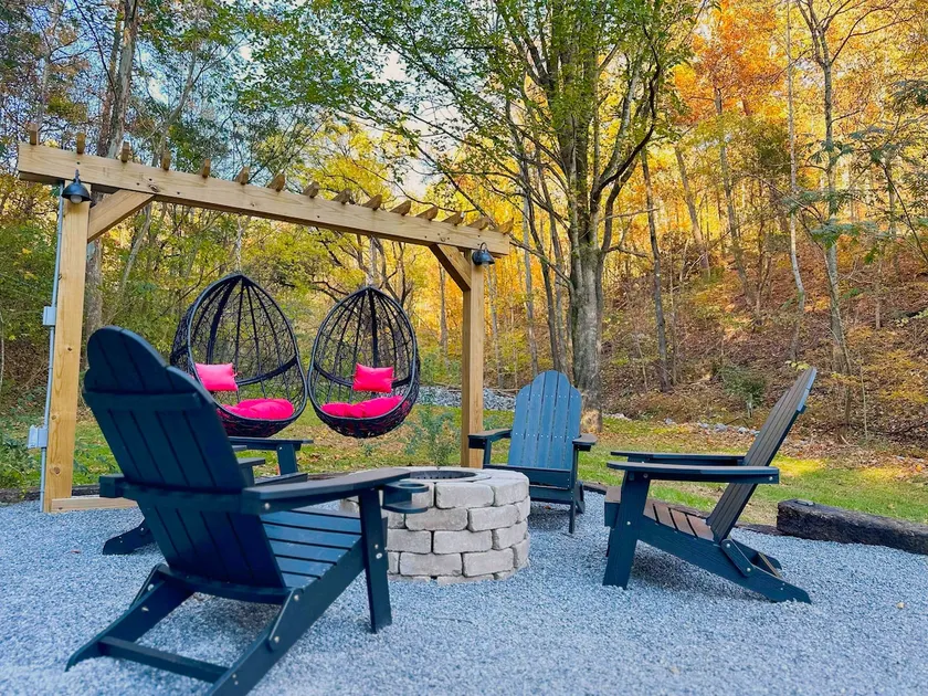 Private Fam Xmas Cabin | HotTub FirePit | Sleeps 6 - Image 1