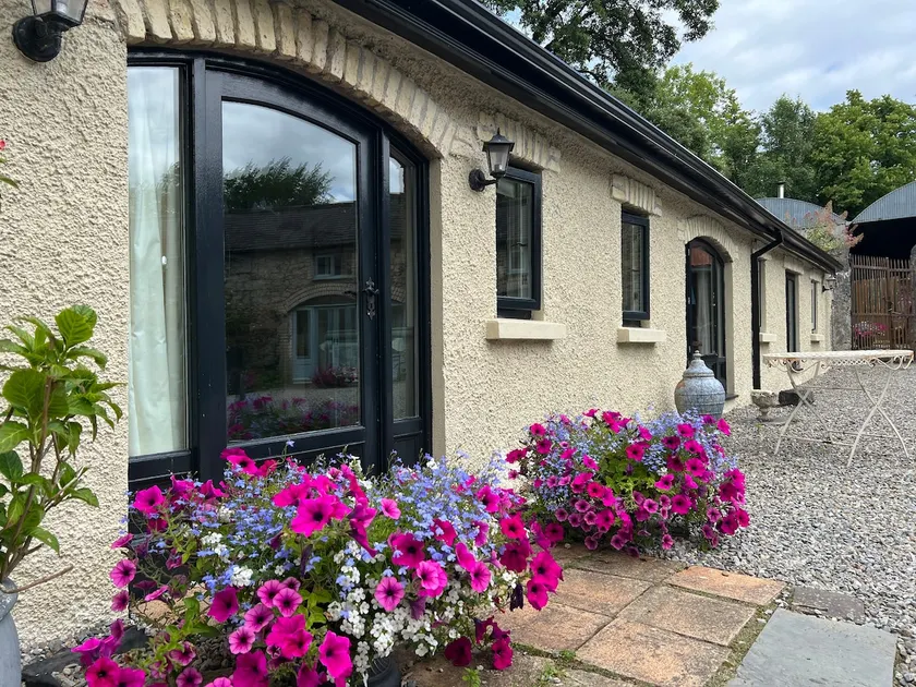 Romantic coach house cottage - Image 1