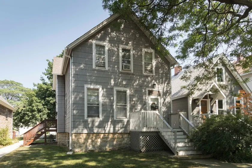 Cozy & Convenient Oak Park w Parking / Transit - Image 1