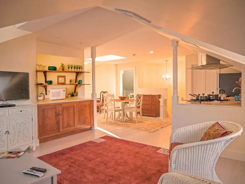 A Victorian Secret AMAZING apt. in Historic Home - Image 1
